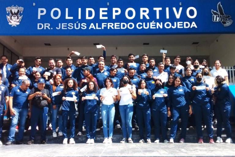 Entregan apoyos a medallistas de la Universiada Nacional 2022