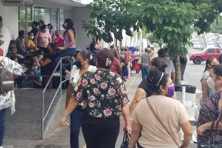 Mujeres relatan calvario para recibir apoyo de Bienestar; madrugan y hasta rentan camión desde Eldorado y alcanzar turno