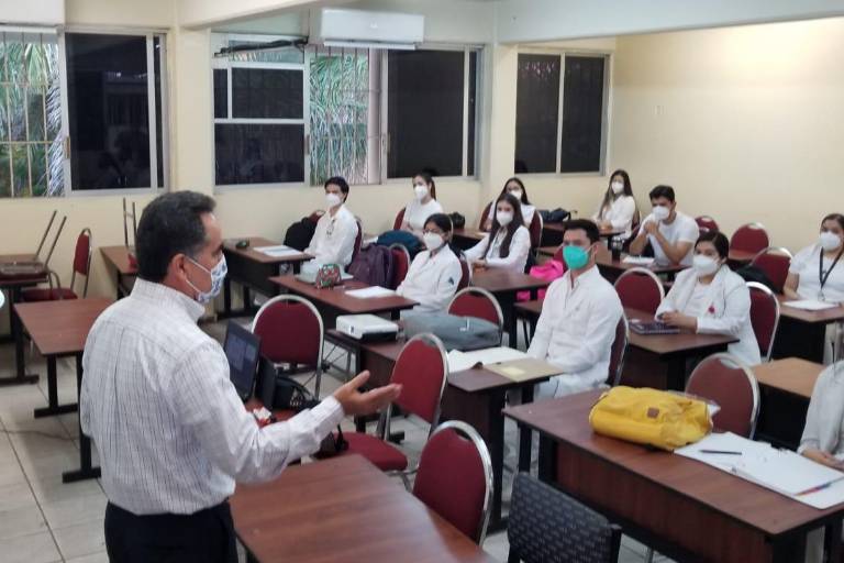 Estudiantes de la UAS regresan a las aulas; se convoca al 50% de la matrícula, informa Rector