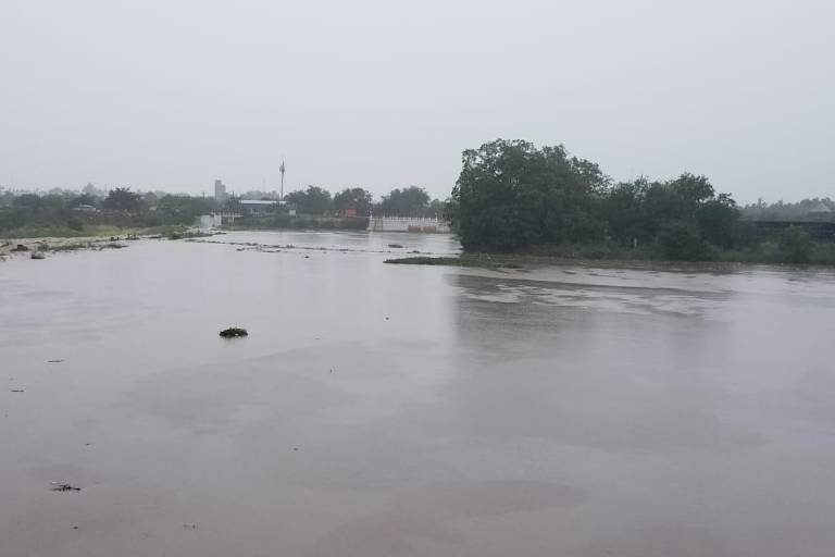 Nora dejó como saldo a este lunes dos puentes colapsados, carreteras cerradas, un socavón, el tren descarrilado y los aeropuertos de Mazatlán y Culiacán cerrados