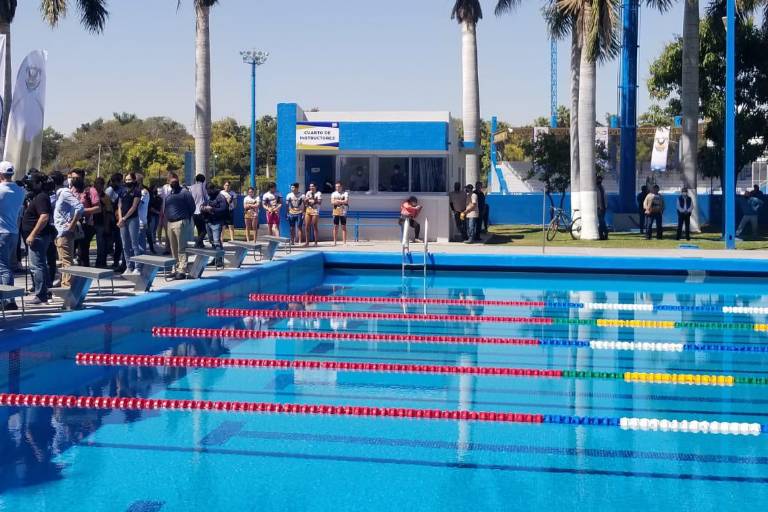 Reabren alberca olímpica de la UAS; Gobernador se compromete a aportar 10 millones de pesos para una techumbre