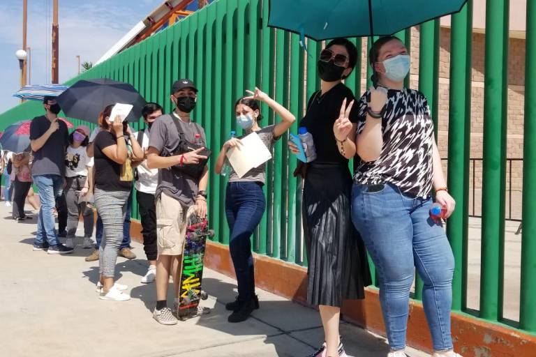 En el primer día de vacunación, cientos de jóvenes van por su primera dosis en Culiacán