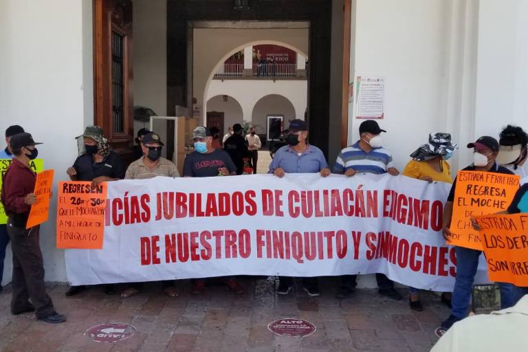 Policías jubilados y viudas toman el Ayuntamiento de Culiacán en protesta por ‘moche’ del finiquito y homologación de pensiones