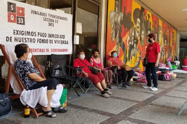 Toman maestros jubilados el Palacio de Gobierno; acusan incumplimiento en el compromiso de pagar fondo de vivienda