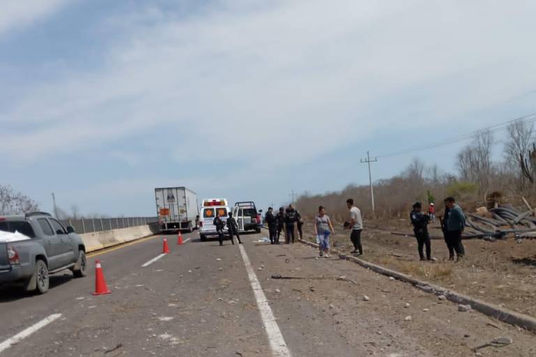 Tráiler cargado de varillas embiste automóvil en la Mazatlán-Culiacán; hay un lesionado grave