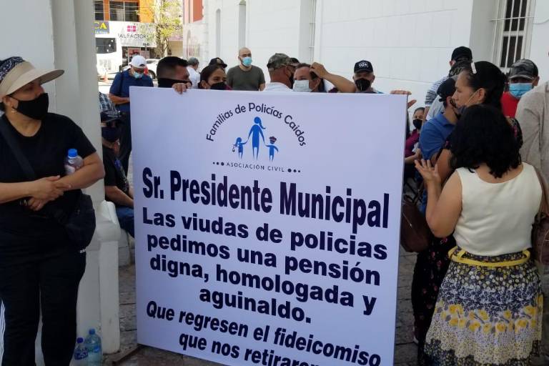 Policías jubilados y viudas protestan en el Palacio Municipal de Culiacán; exigen pagos pendientes
