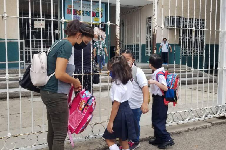 Alumnos regresan a clases presenciales este lunes, pese a aumento en casos de Covid-19