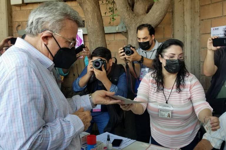 Rubén Rocha Moya acude a votar en Culiacán; es un voto por la democracia, dice