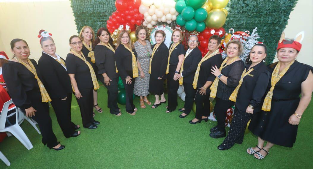 $!Rayito Arias de Rodríguez, integrante del Consejo Directivo de Anspac Mazatlán, junto a Coco Urrea de Valadés, presidenta de Anspac Mazatlán e integrantes del comité.