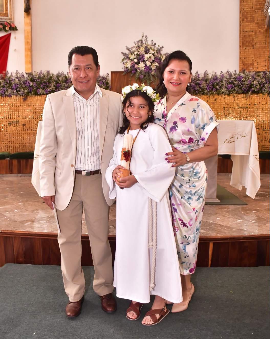 $!Mía González García con sus papás.