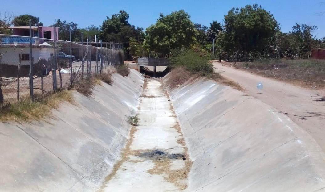 $!Limpian drenes para prevenir inundaciones en Elota