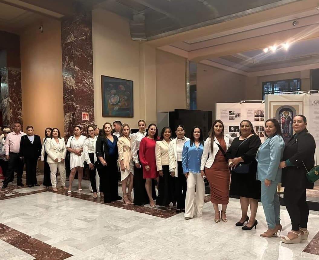 $!Una comitiva de 20 maestros, acompañan a Alicia desde la sindicatura de Surutato, de la Escuela Justo Sierra.