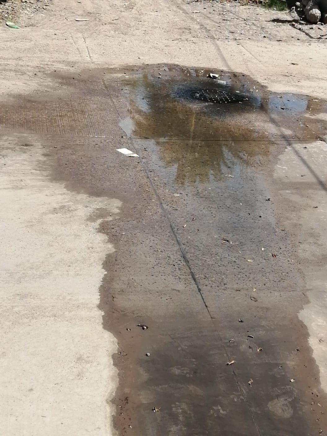 $!Derrame de aguas negras afecta a vecinos de La Cofradía de la Loma en Navolato