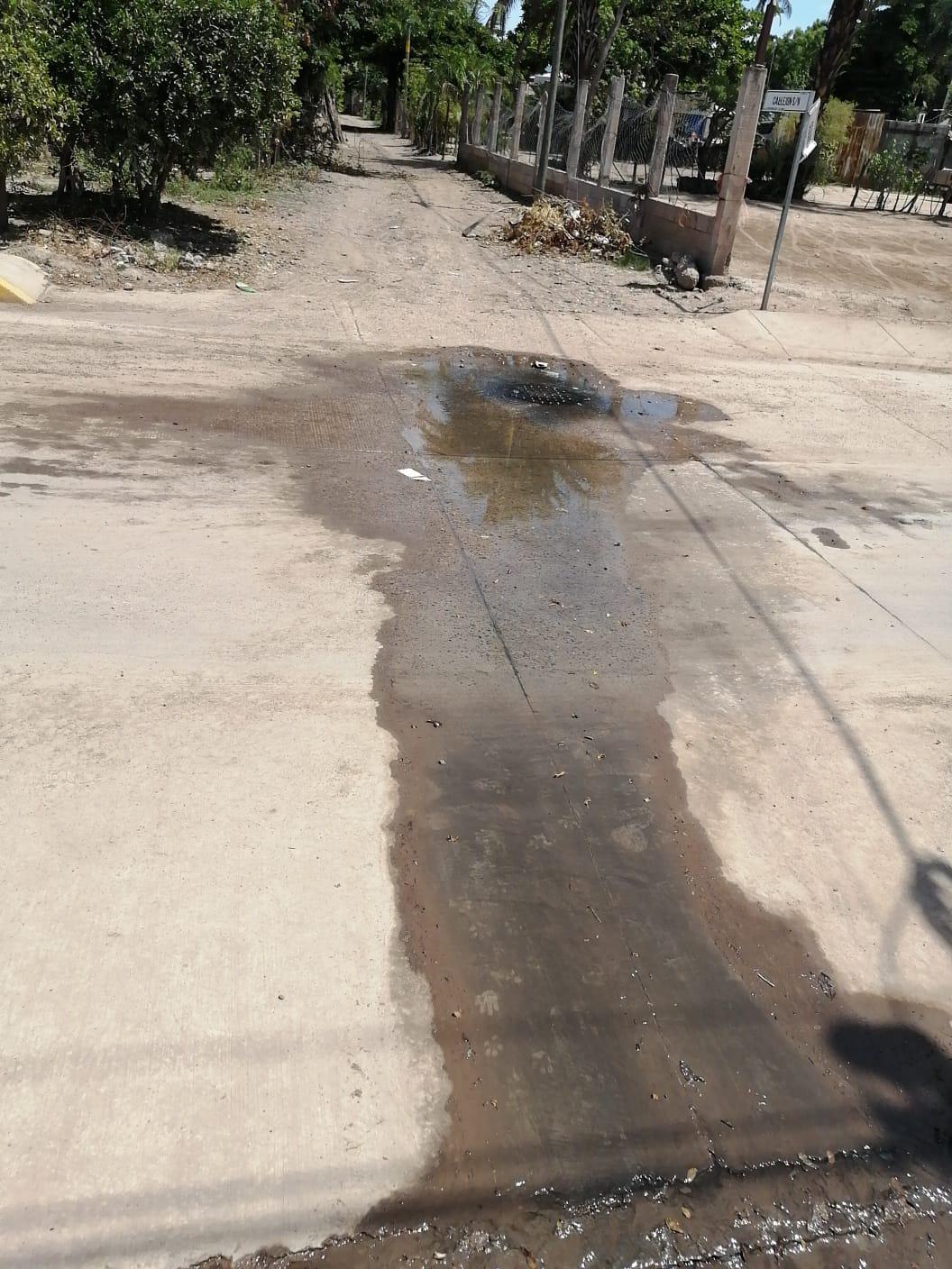 $!Derrame de aguas negras afecta a vecinos de La Cofradía de la Loma en Navolato