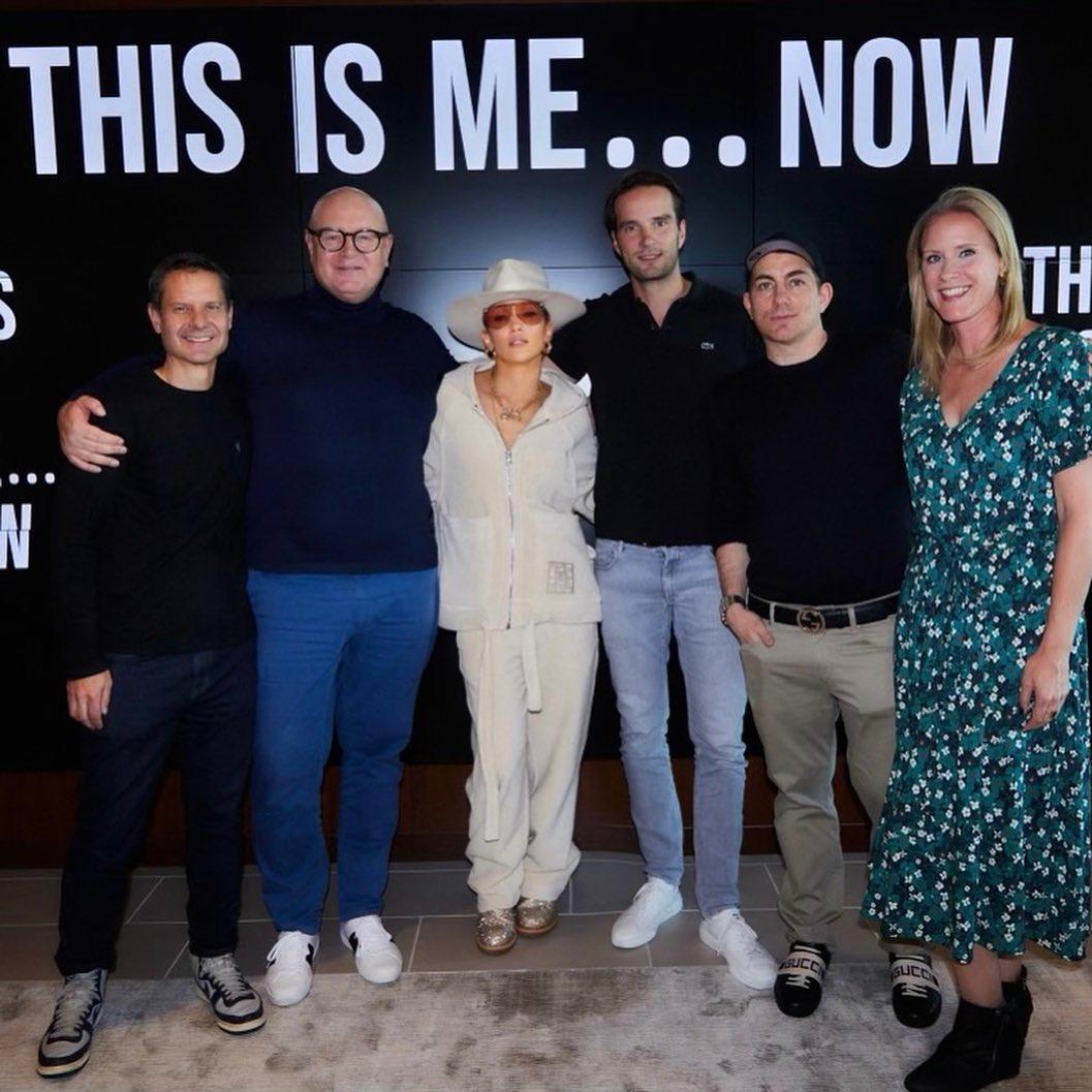 $!Jennifer Lopez junto a directivos de la disquera BMG.