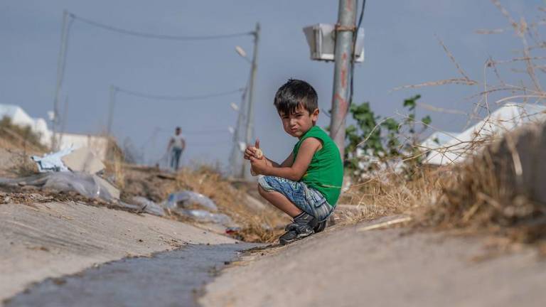 Un niño sirio de seis años que huyó con su familia a Iraq para escapar del conflicto.