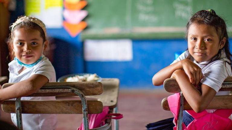 Dos niñas asisten a clase en la zona montañosa y empobrecida de Jinotega, Nicaragua.
