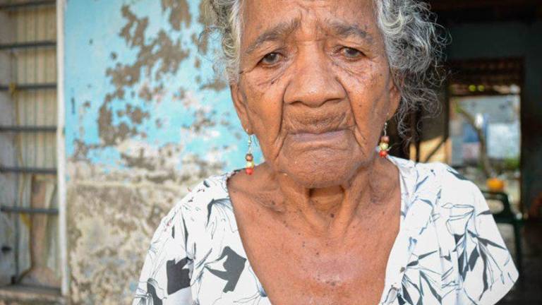 Dora Valiente, una anciana de 80 años en La Boquilla, Cartagena, Colombia. Según la OMS, el 10% de las personas mayores sufre algún tipo de violencia.