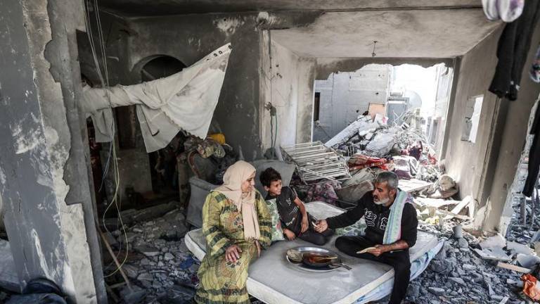Familia gazatí cocinando en su casa en ruinas.