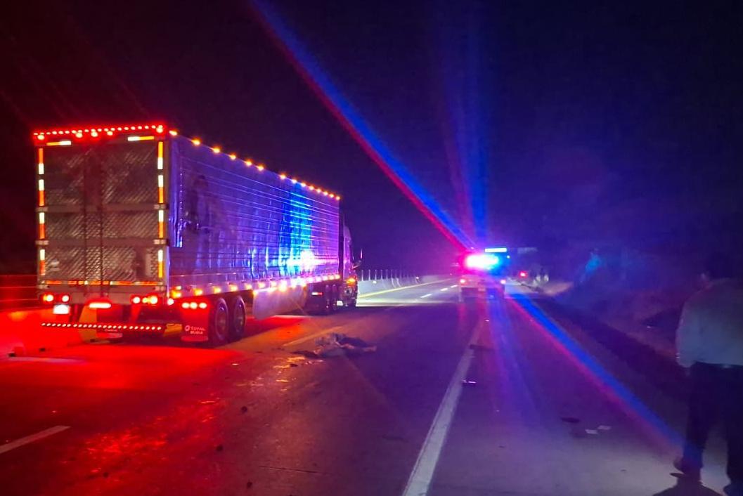 $!Chocan por alcance y matan a motociclista en el Libramiento Mazatlán cerca del distribuidor vial del Ramal Múnich