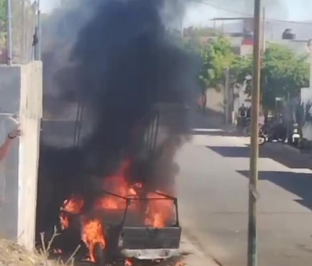 $!Negocio de sushi y camioneta se incendian tras choque en Culiacán
