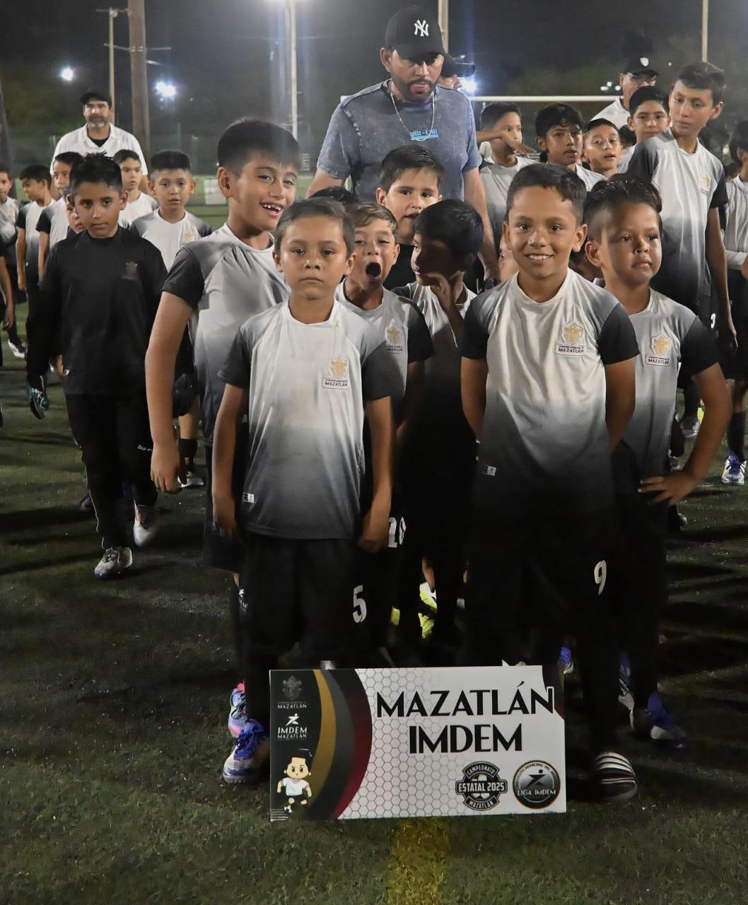 $!¡Encienden las emociones! Inauguran torneos estatales de futbol en Mazatlán