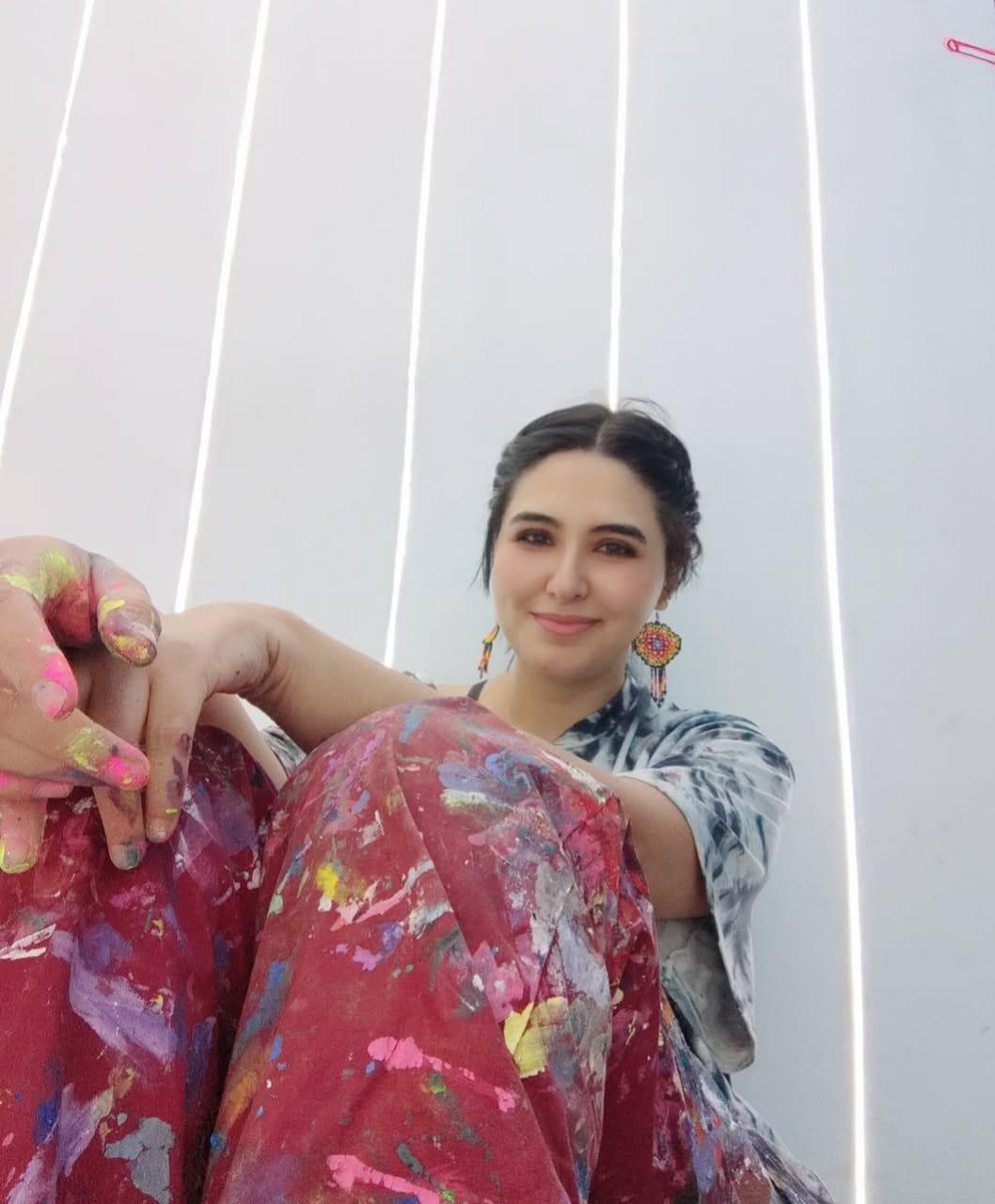 $!Color y cultura en el Paseo del Ángel: Sharey Mendoza pinta transformadores de pedestal en el corazón de Culiacán