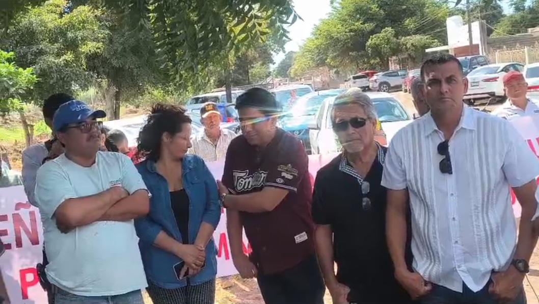 $!Alcalde de Ahome visita a ejidatarios del 9 de Diciembre tras disputa por la venta calle