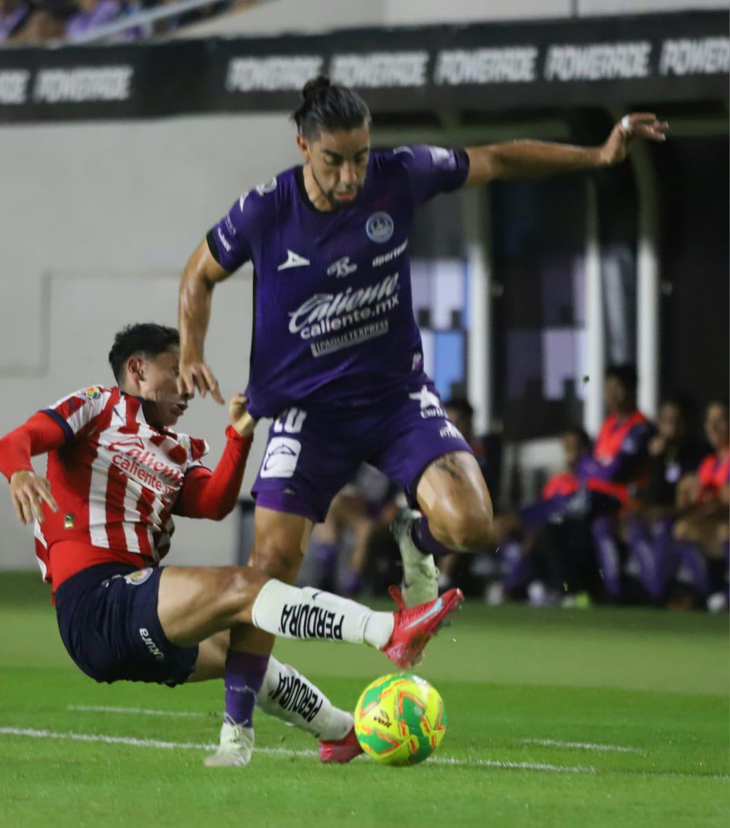 $!Mazatlán rescata el empate en un partido de locura y drama frente a las Chivas