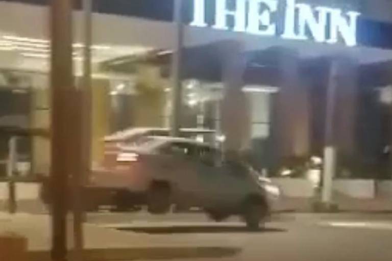 Los vehículos ‘vuelan’ al pasar por los pasos peatonales elevados de la Camarón Sábalo