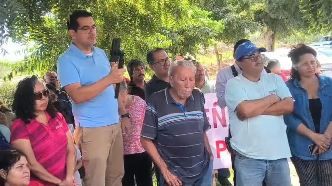 $!Alcalde de Ahome visita a ejidatarios del 9 de Diciembre tras disputa por la venta calle