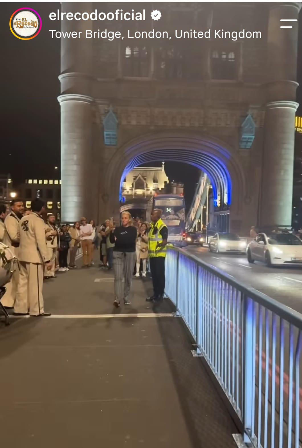 $!La policía británica intervino para solicitar la suspensión de la presentación callejera.