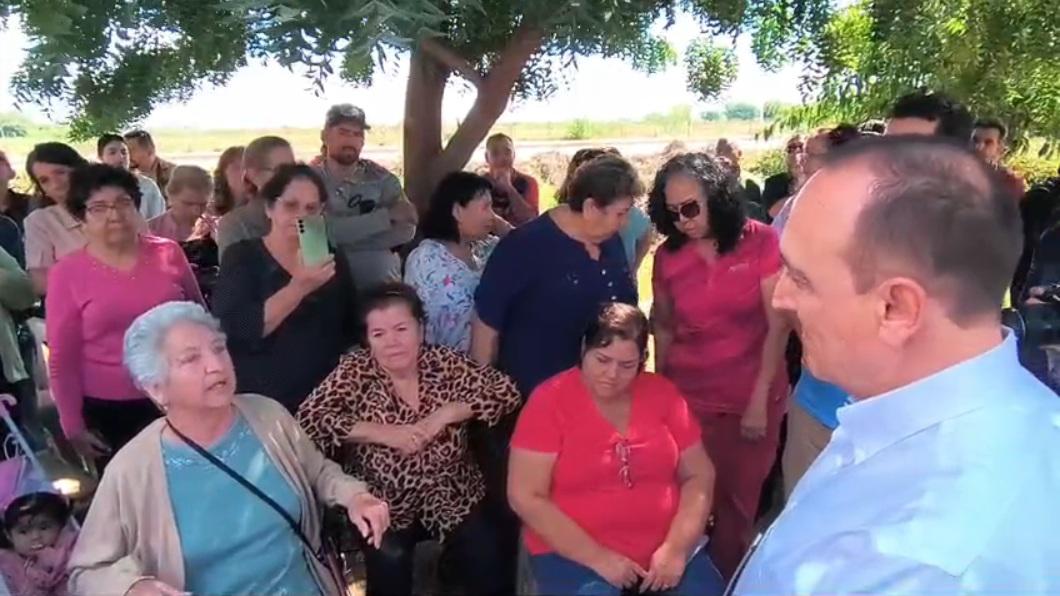 $!Alcalde de Ahome visita a ejidatarios del 9 de Diciembre tras disputa por la venta calle