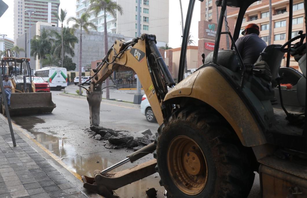 $!Inicia reparación de fuga en la Camarón Sábalo, en Mazatlán
