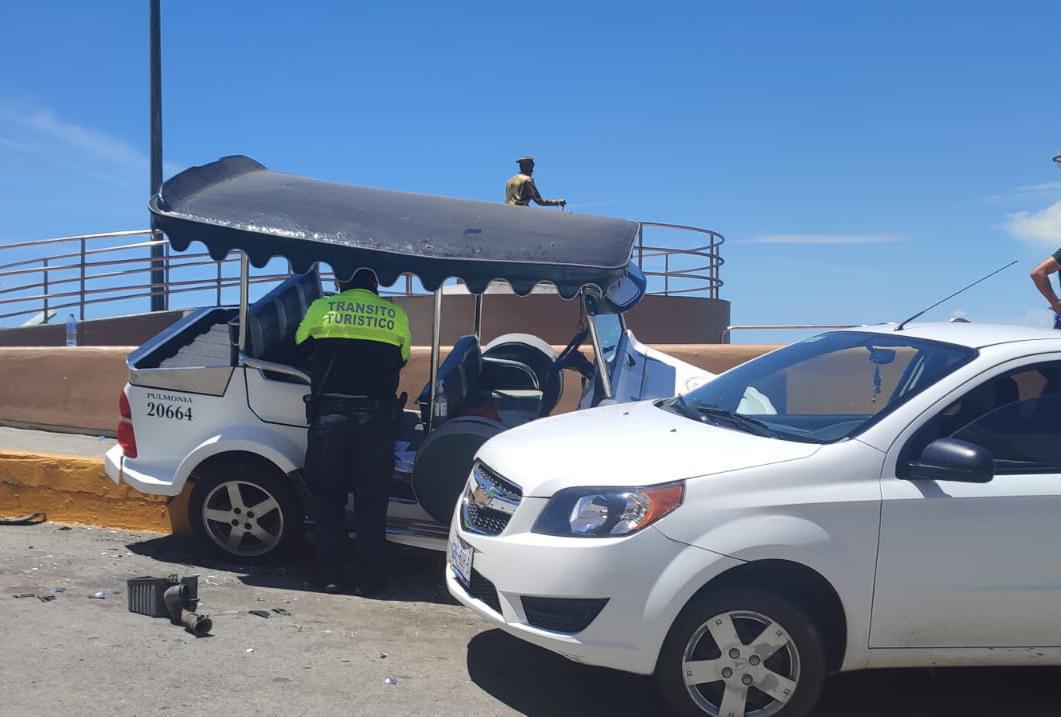 $!Pulmonía se queda sin frenos y provoca carambola en el Paseo del Centenario, en Mazatlán