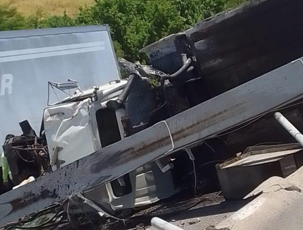 $!Volcadura de grúa en autopista Mazatlán–Culiacán deja tres heridos en Elota