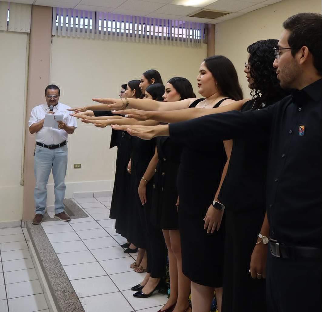 $!Héctor Manuel Gallardo fue quien realizó la tradicional toma de protesta a la nueva mesa directiva que encabeza Carmen Zamudio Garzón.