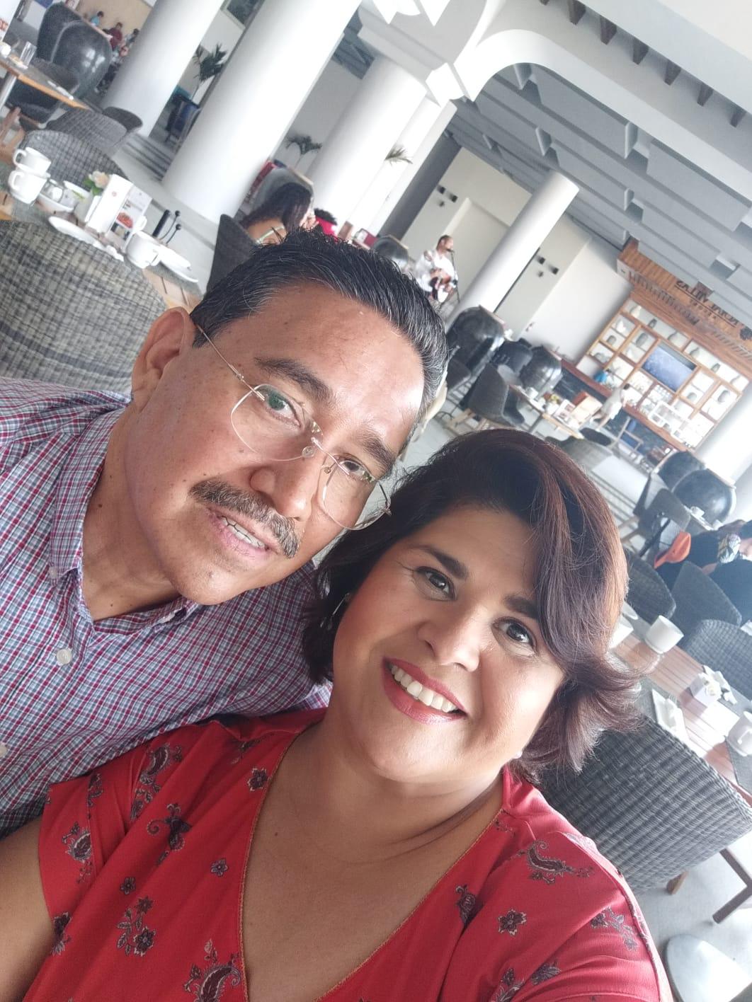 $!La cumpleañera con su esposo, Juan Mario López Salas.