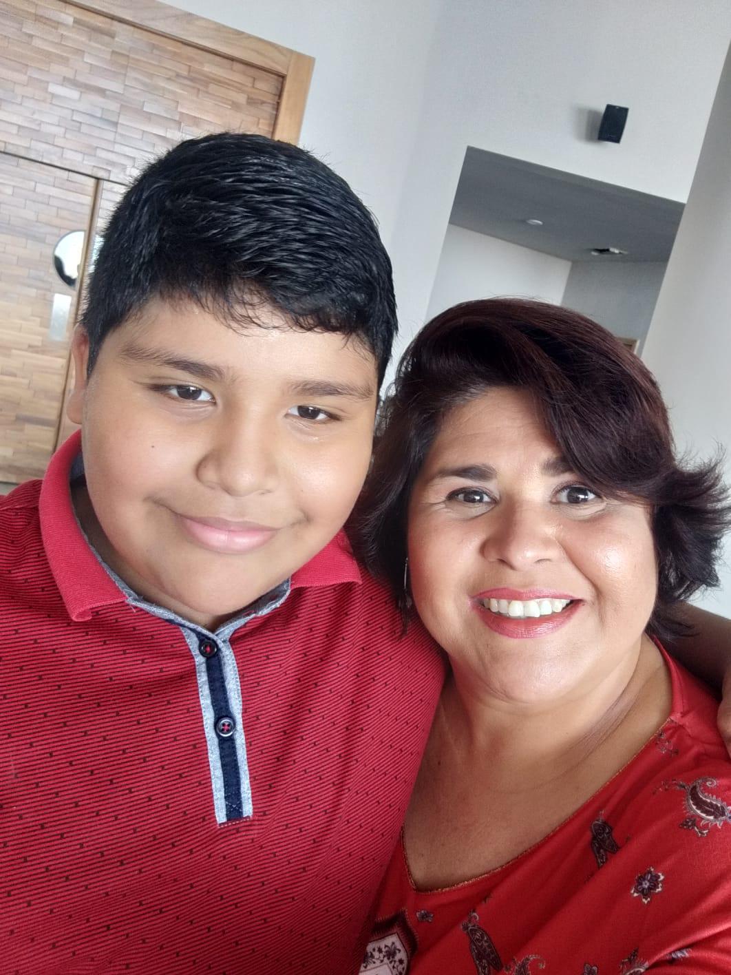 $!Juan Eduardo López con su mamá..