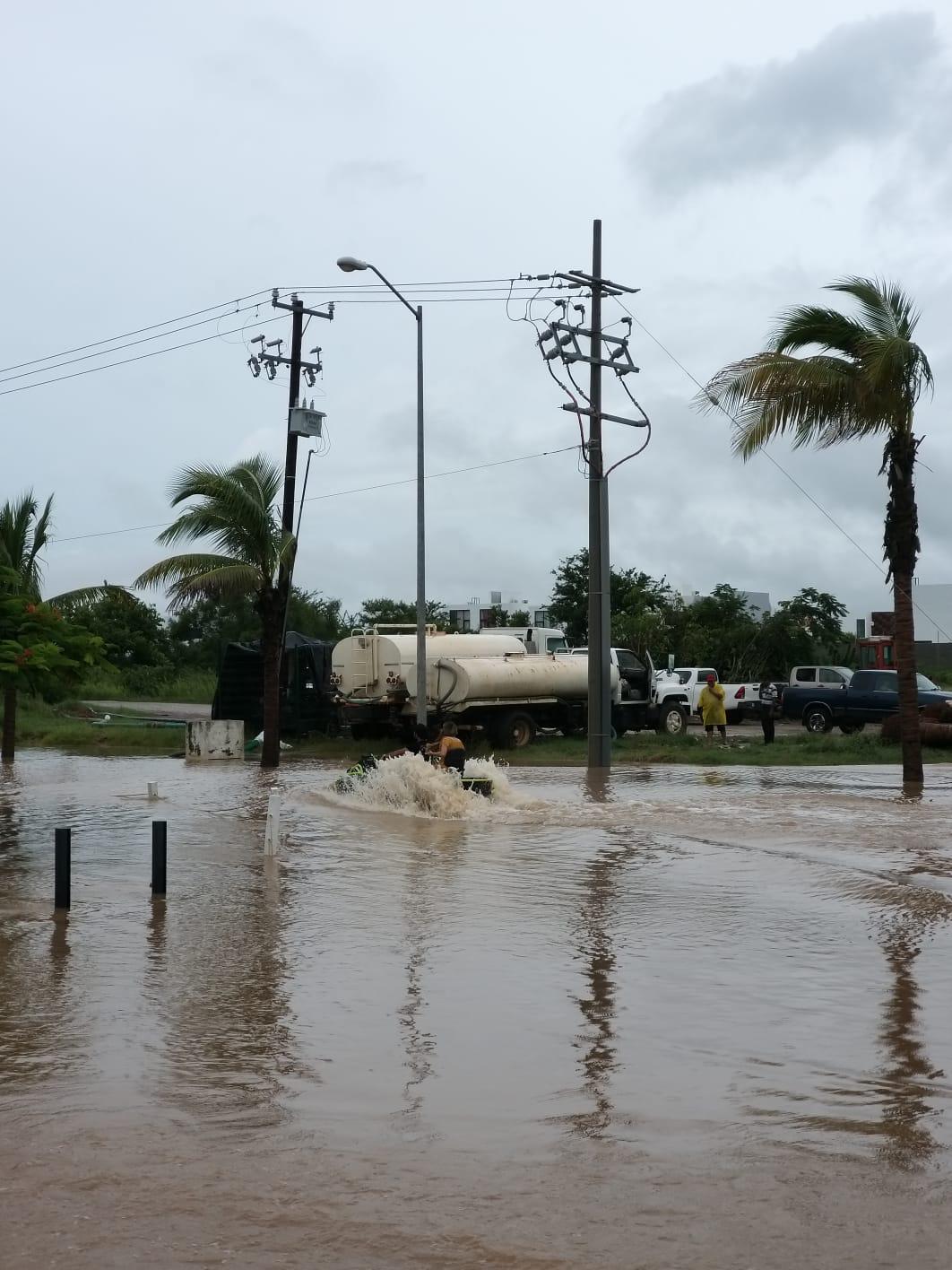 $!Se ha evacuado a mucha gente en Mazatlán, hasta de arriba de las casas: Alcalde