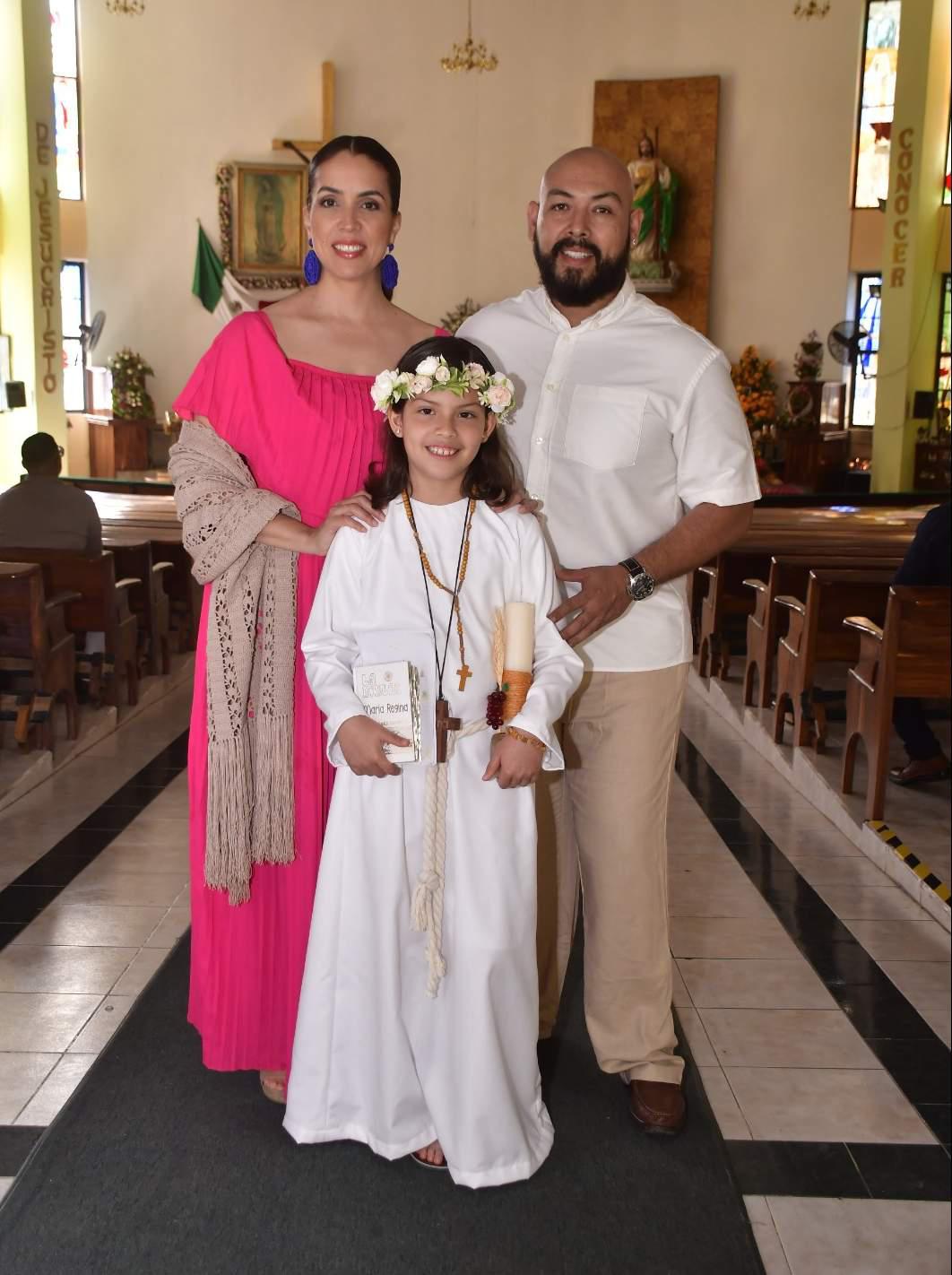 $!Maria Regina Orozco Chávez entre sus papás.