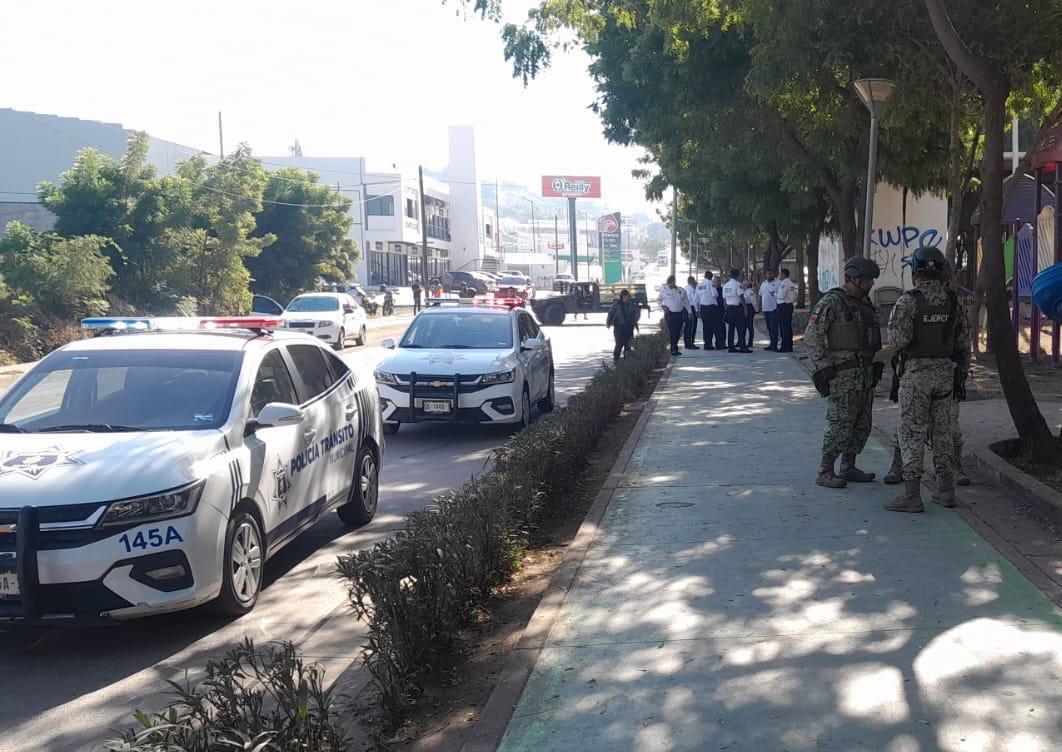$!Joven motociclista muere tras chocar contra camión de volteo en el Fraccionamiento San Jorge, en Mazatlán