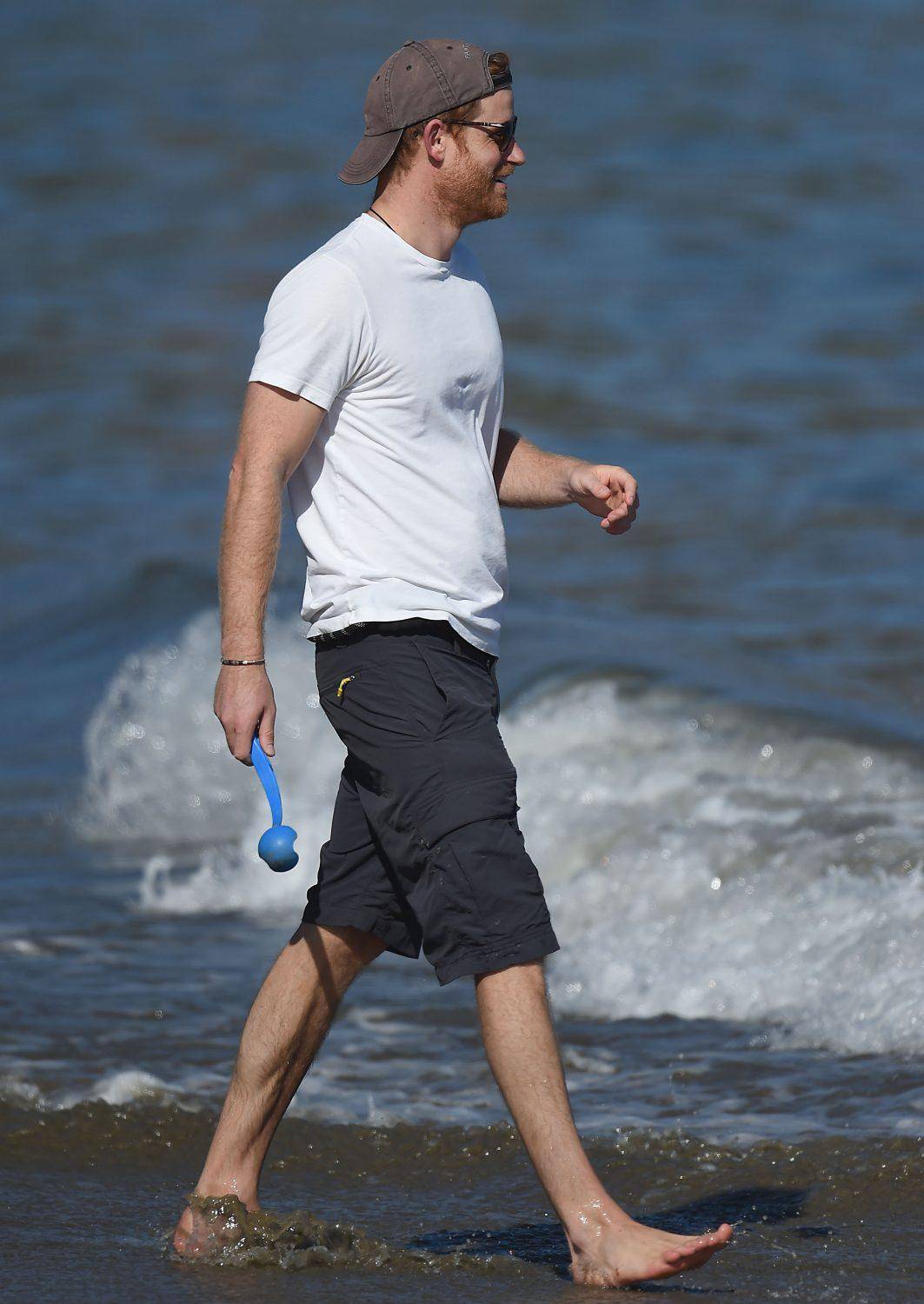 $!El Príncipe Harry disfruta de la playa como un californiano más