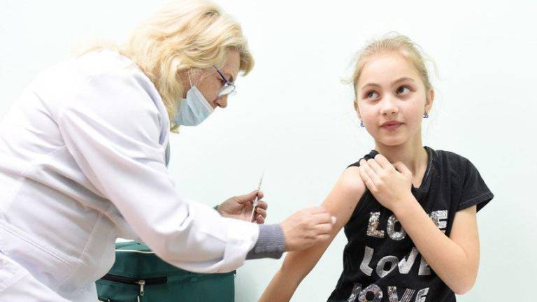 Maryana Dzuba recibe la primera dosis de la vacuna contra el sarampión, rubeola y las paperas en Lviv, Ucrania.