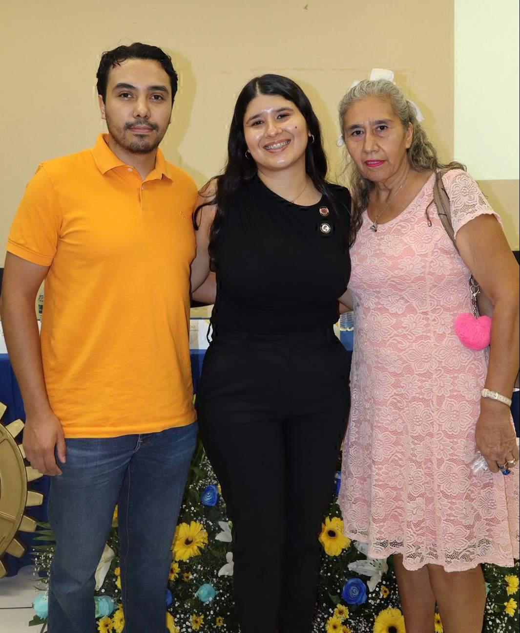 $!Carlos Almazán, Nicole Medina y Silvia Lizárraga.