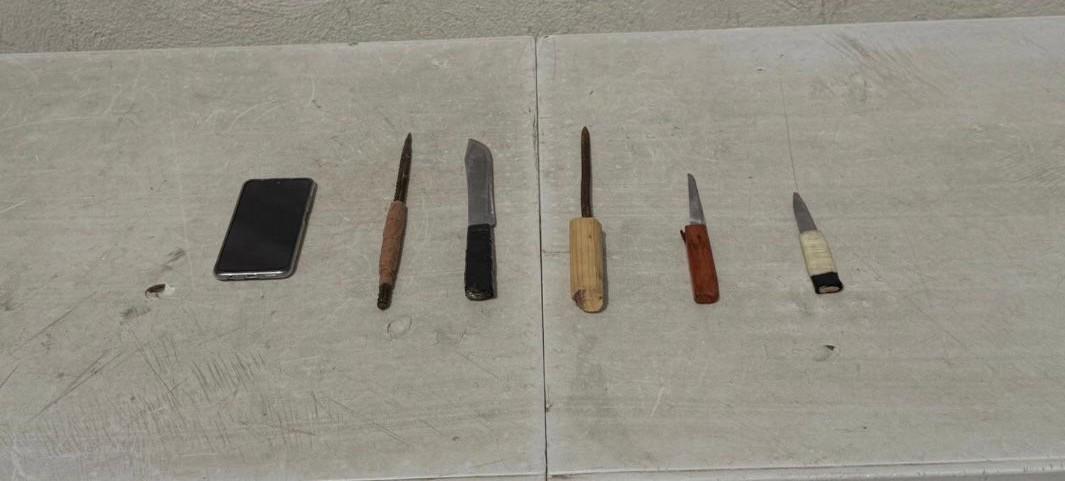 $!Realizan operativo de revisión en el penal de Aguaruto; aseguran celular y armas punzocortantes