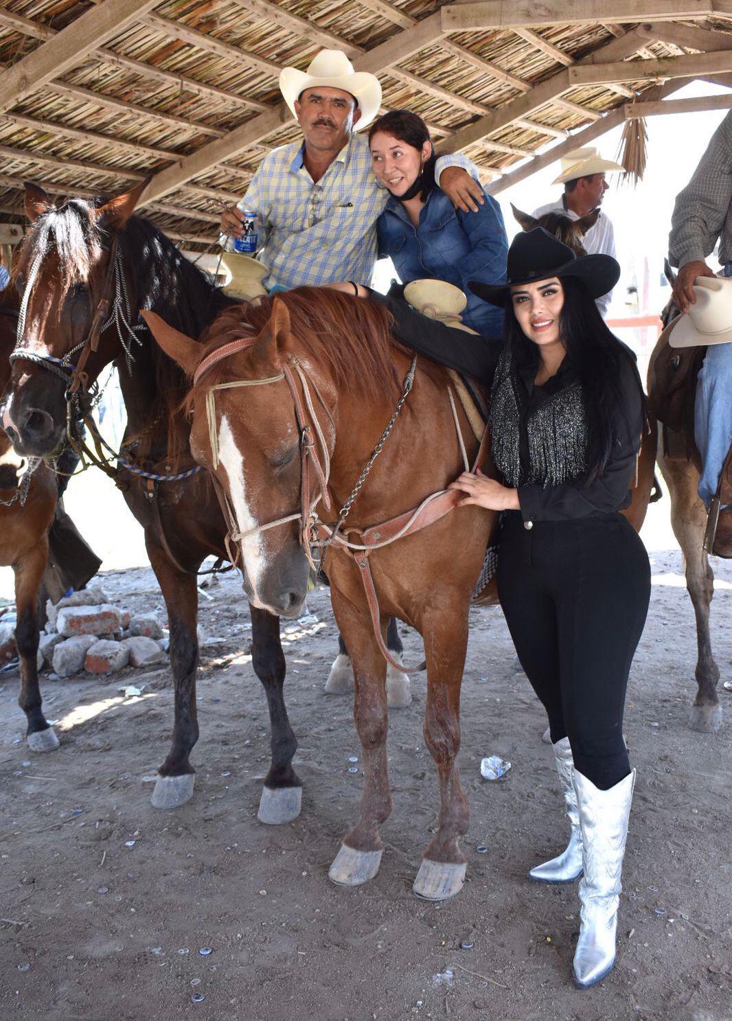 $!Cabalgan elotenses en apoyo a mujeres con cáncer de mama