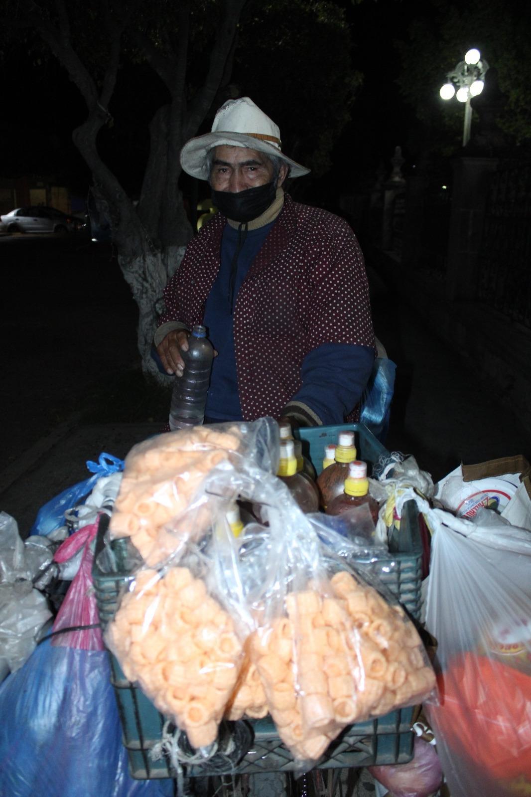 $!Nazario encuentra en el comercio las lecciones de superación que le dio su madre