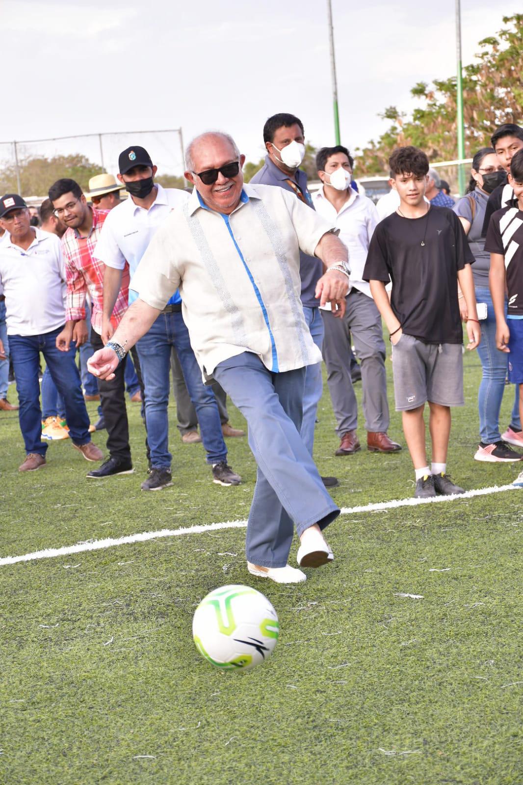 $!Rehabilitan campos de futbol en Mazatlán