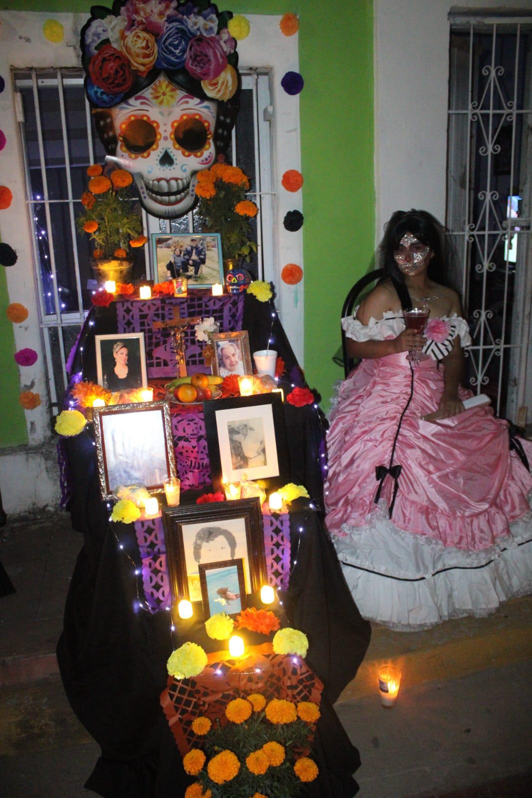 $!El Callejón 22 de diciembre, en Rosario, realiza su tradicional velada de altares de muertos